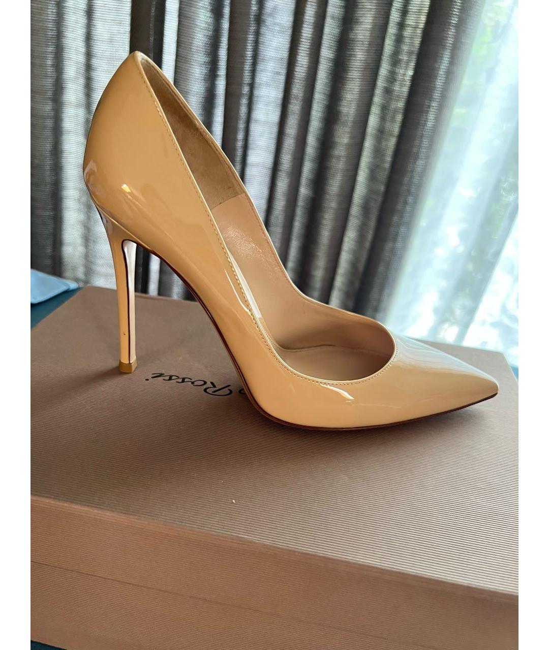 GIANVITO ROSSI Бежевые туфли из лакированной кожи, фото 2