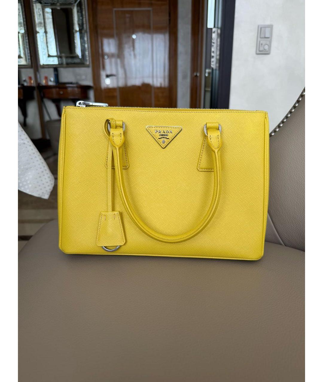 PRADA Желтая кожаная сумка с короткими ручками, фото 2
