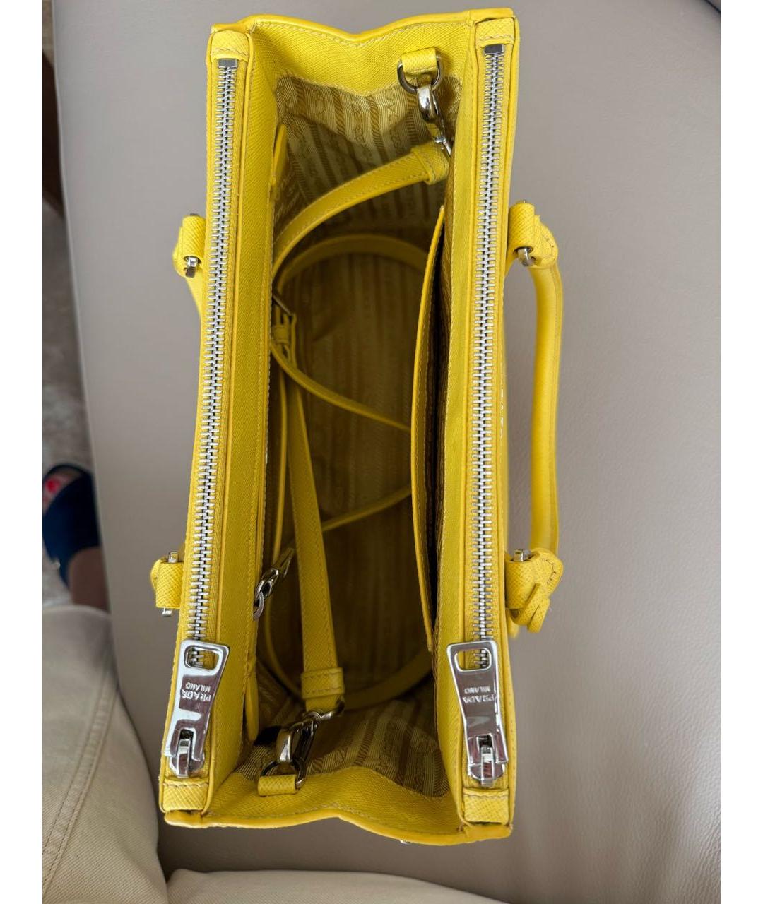 PRADA Желтая кожаная сумка с короткими ручками, фото 3