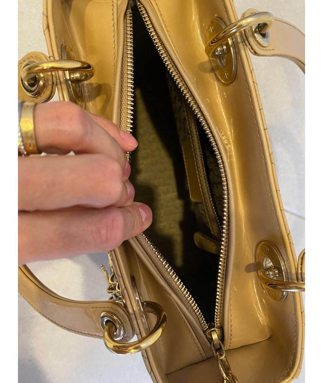 CHRISTIAN DIOR Бежевая сумка с короткими ручками из лакированной кожи, фото 5