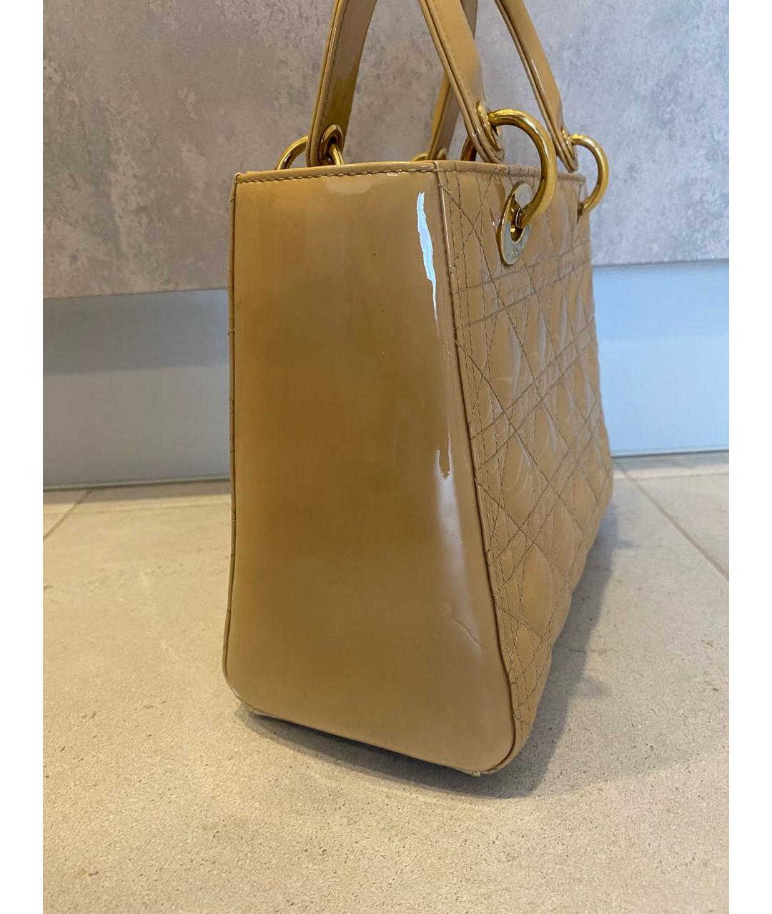 CHRISTIAN DIOR Бежевая сумка с короткими ручками из лакированной кожи, фото 3