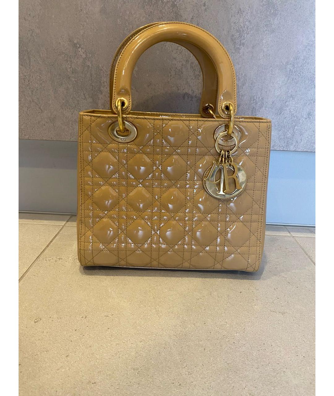 CHRISTIAN DIOR Бежевая сумка с короткими ручками из лакированной кожи, фото 9