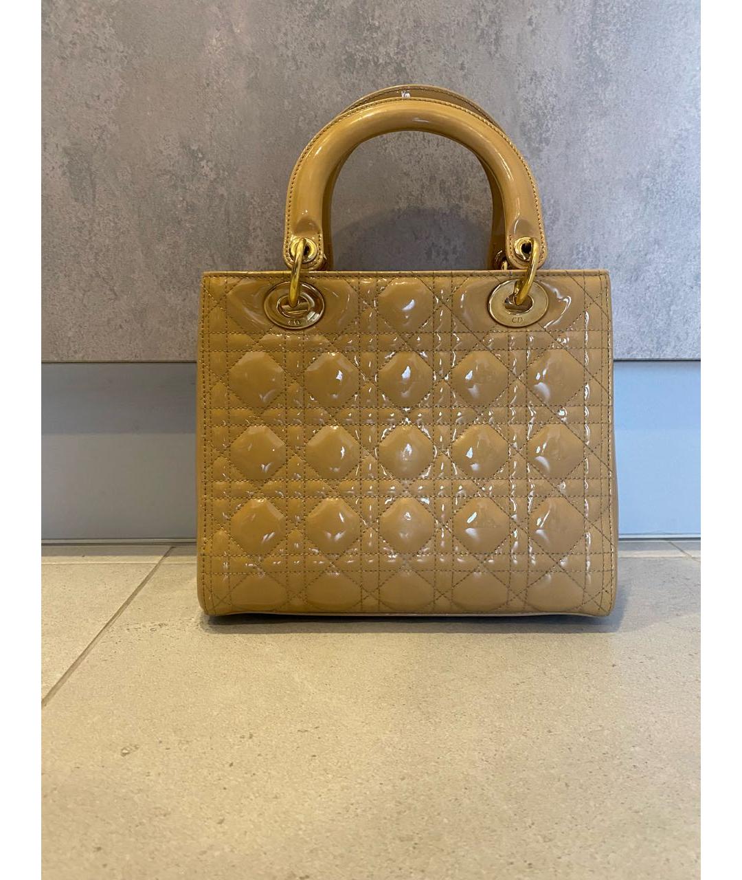 CHRISTIAN DIOR Бежевая сумка с короткими ручками из лакированной кожи, фото 2