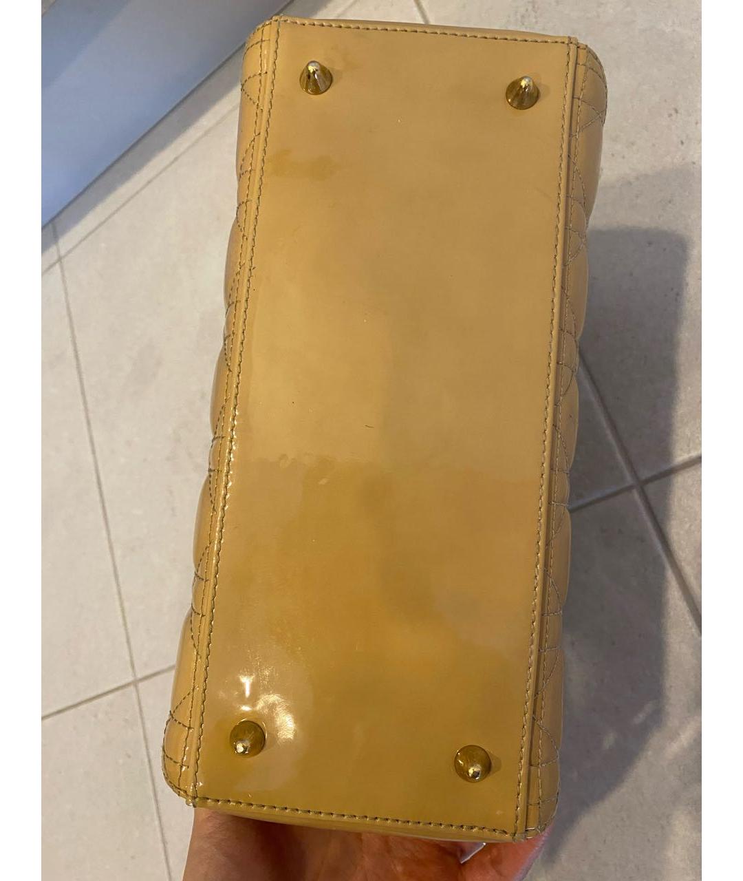 CHRISTIAN DIOR Бежевая сумка с короткими ручками из лакированной кожи, фото 6