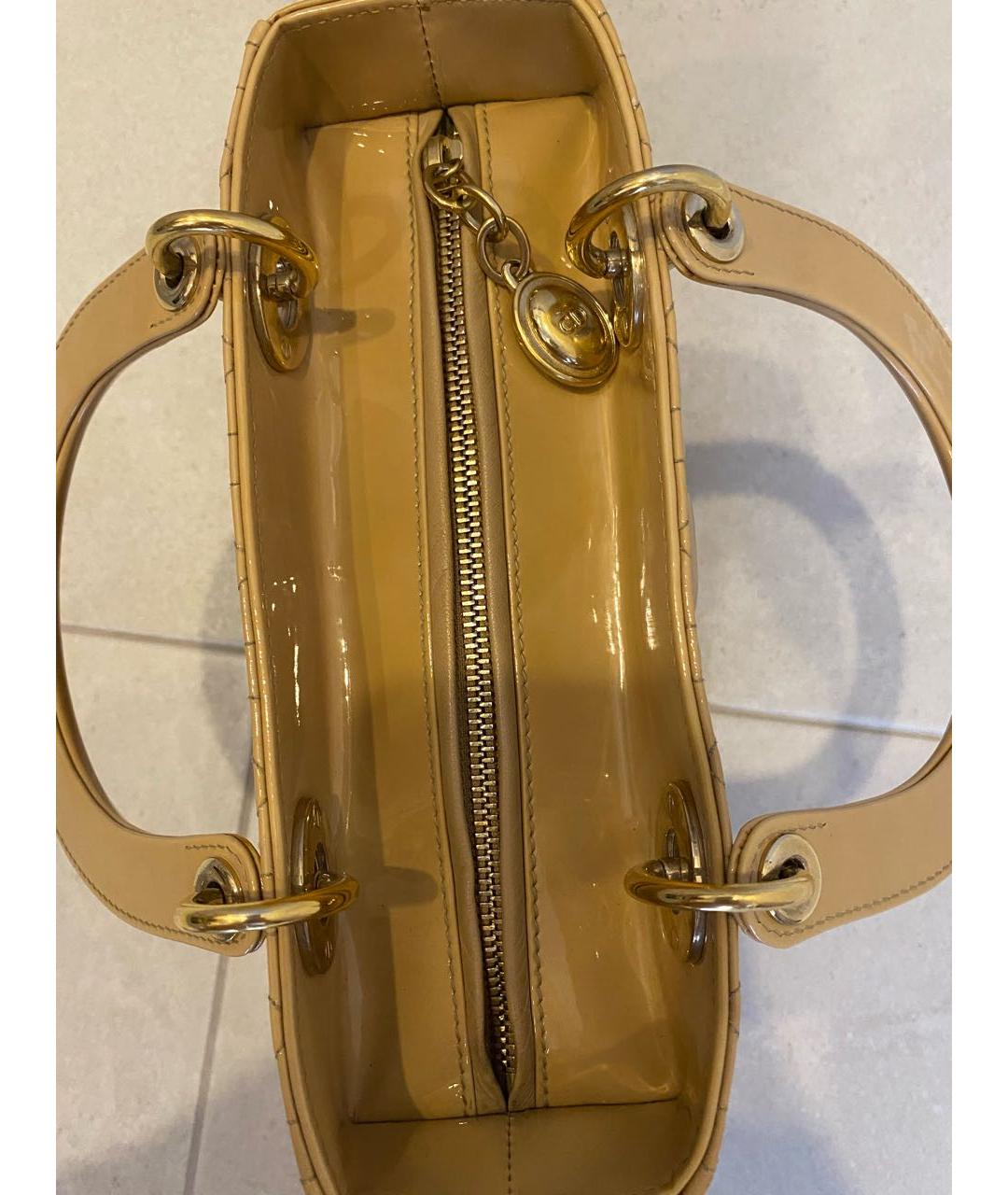 CHRISTIAN DIOR Бежевая сумка с короткими ручками из лакированной кожи, фото 4