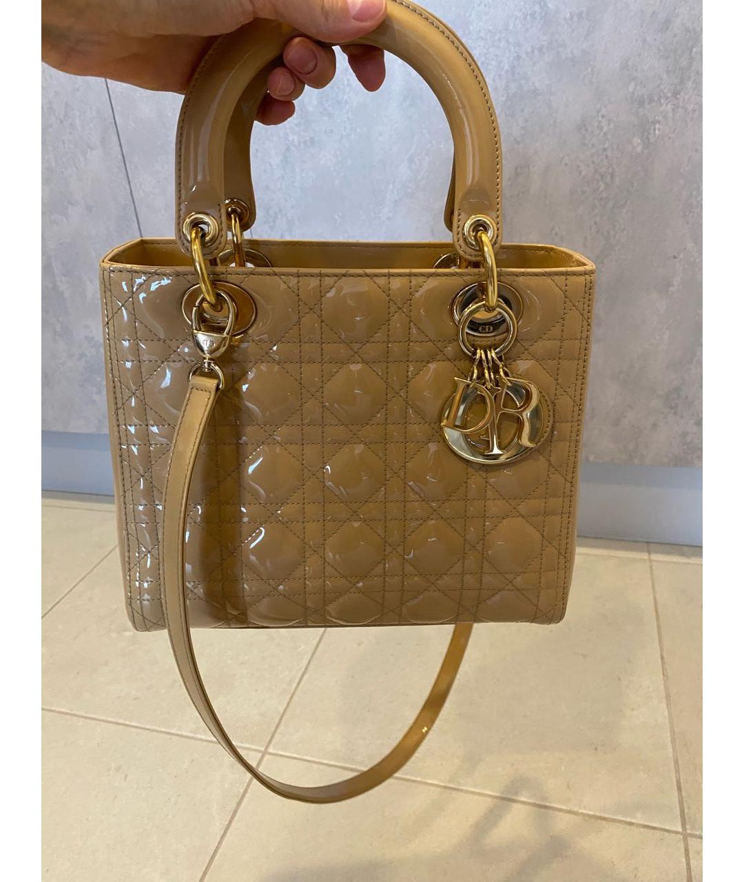 CHRISTIAN DIOR Бежевая сумка с короткими ручками из лакированной кожи, фото 8