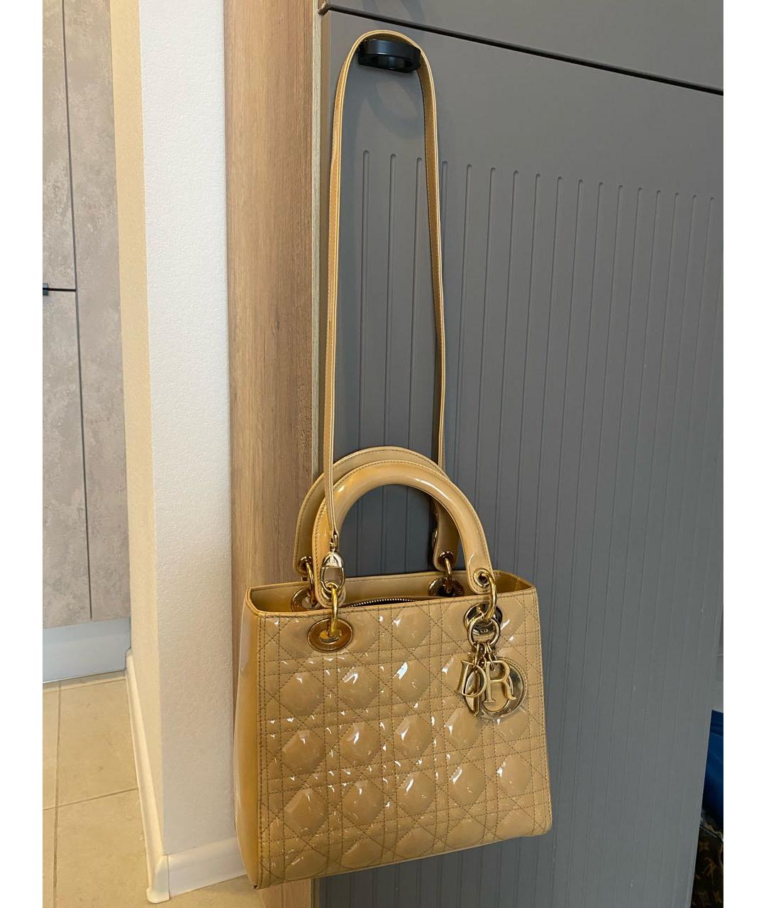 CHRISTIAN DIOR Бежевая сумка с короткими ручками из лакированной кожи, фото 7