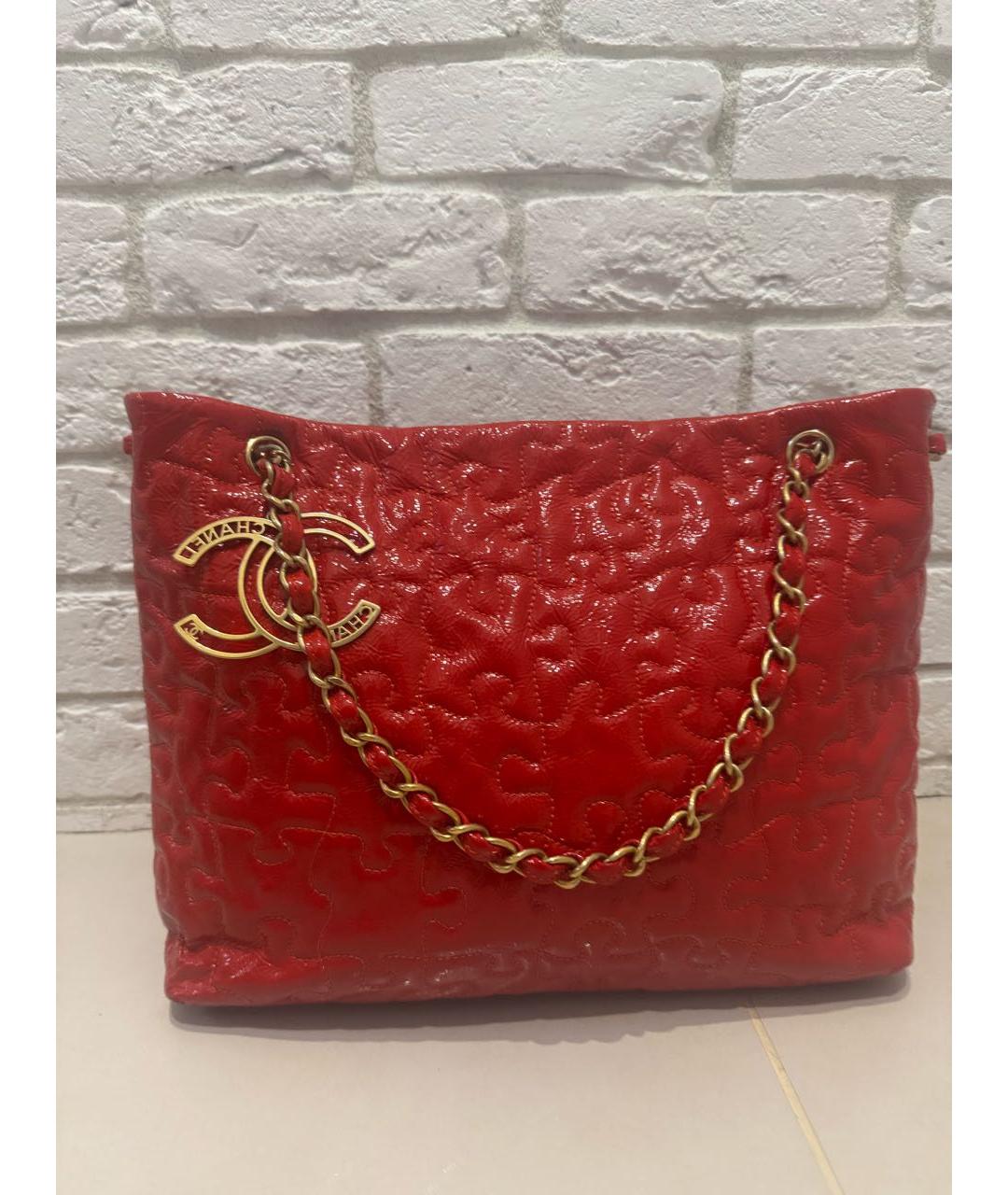CHANEL Красная сумка тоут из лакированной кожи, фото 5