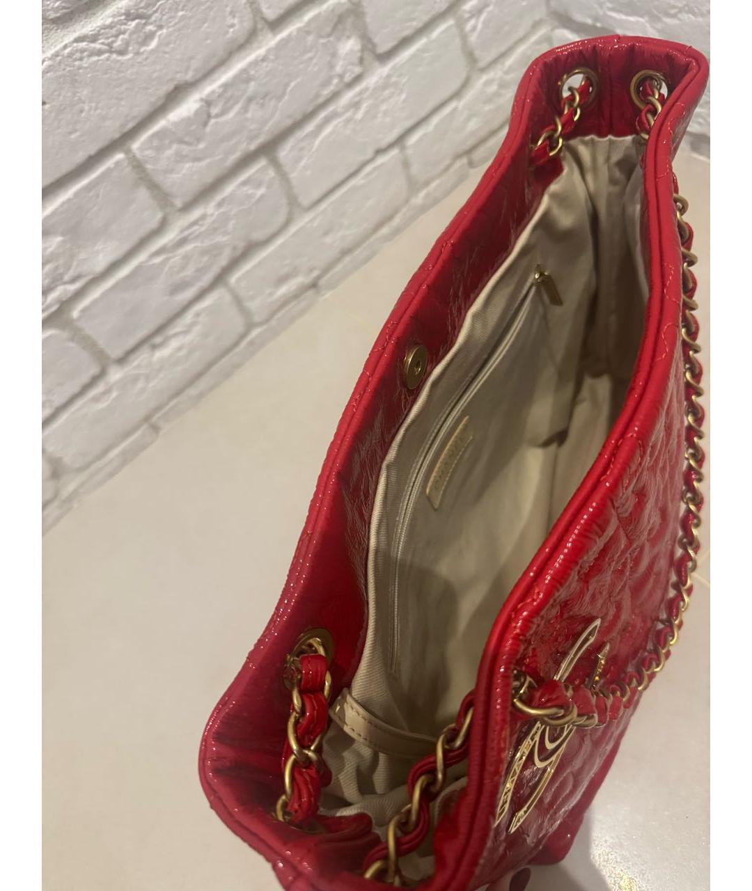 CHANEL Красная сумка тоут из лакированной кожи, фото 3
