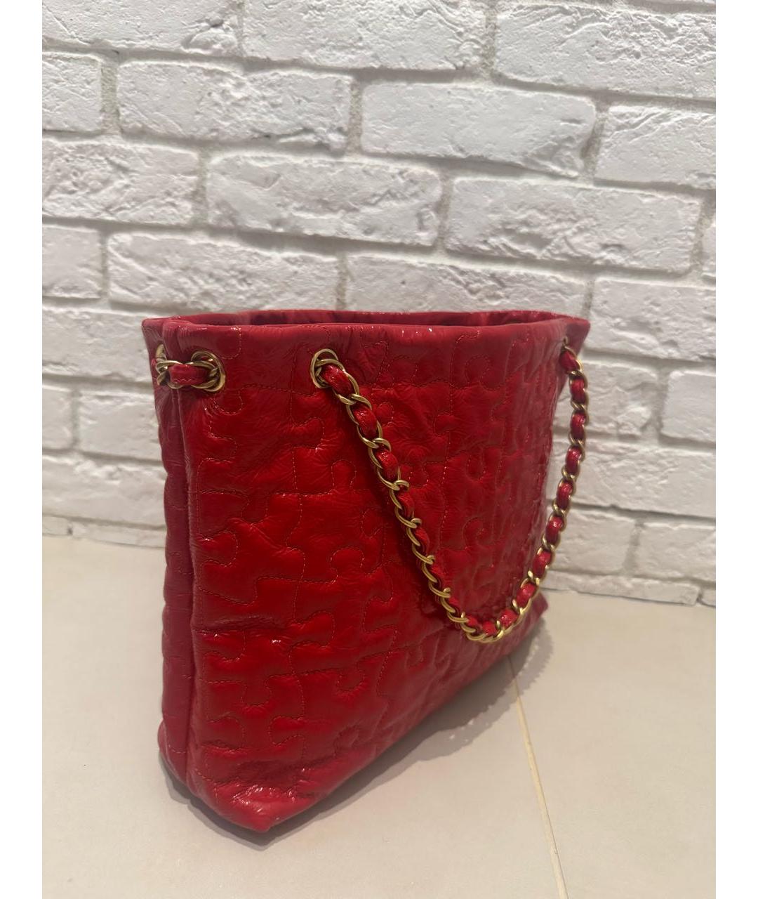 CHANEL Красная сумка тоут из лакированной кожи, фото 2