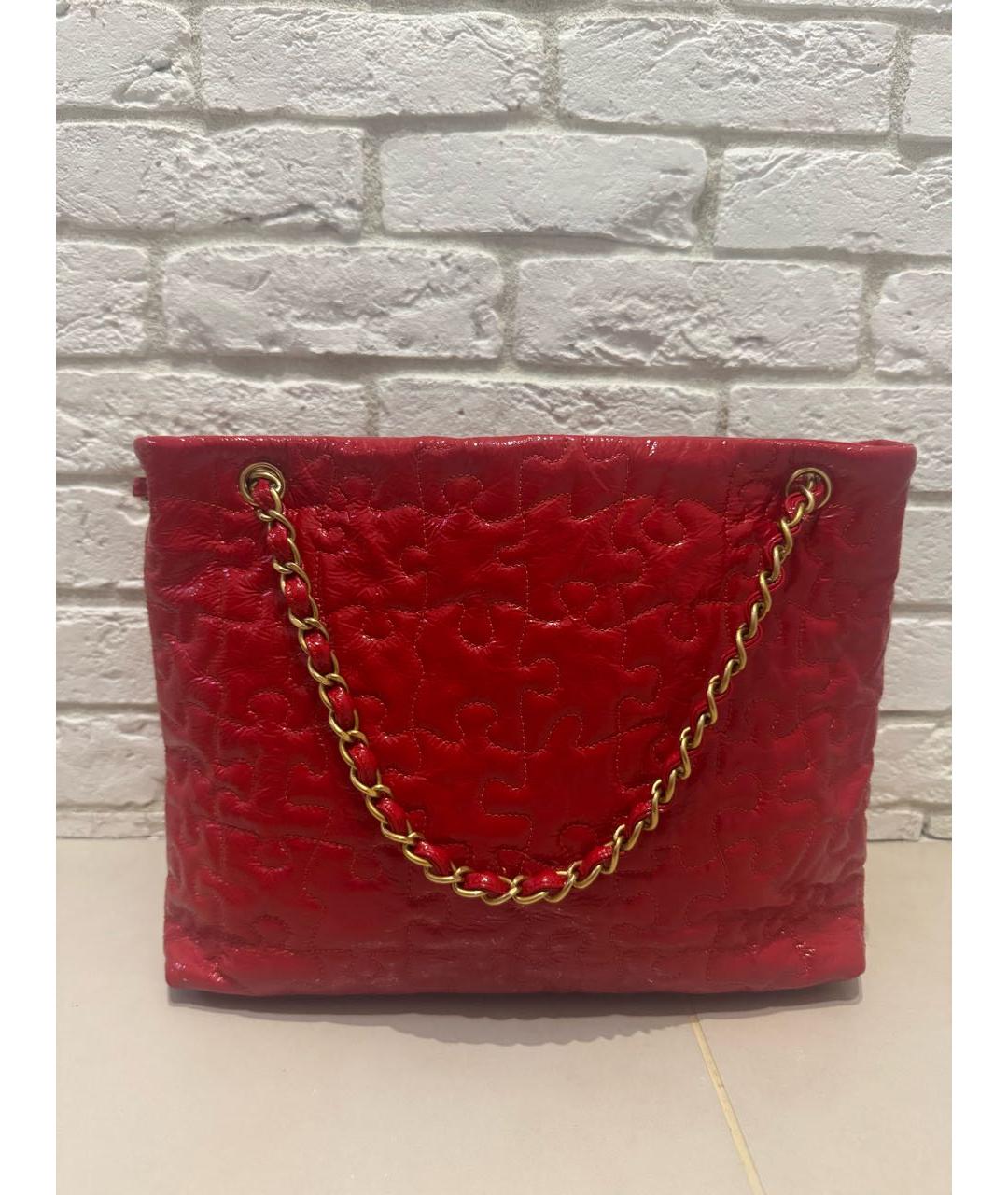 CHANEL Красная сумка тоут из лакированной кожи, фото 4