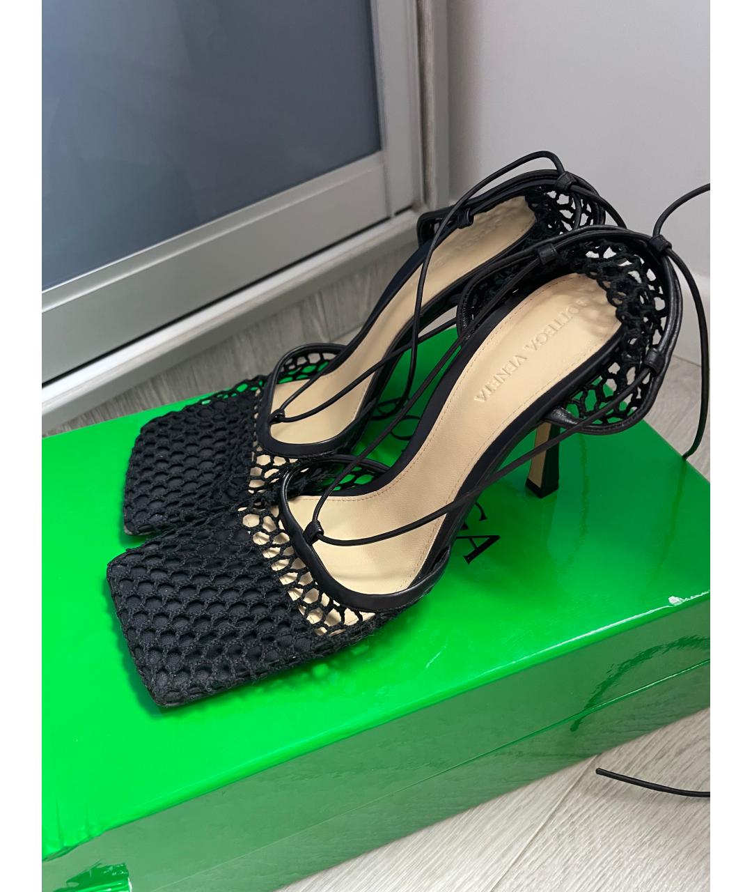 BOTTEGA VENETA Черные текстильные босоножки, фото 3
