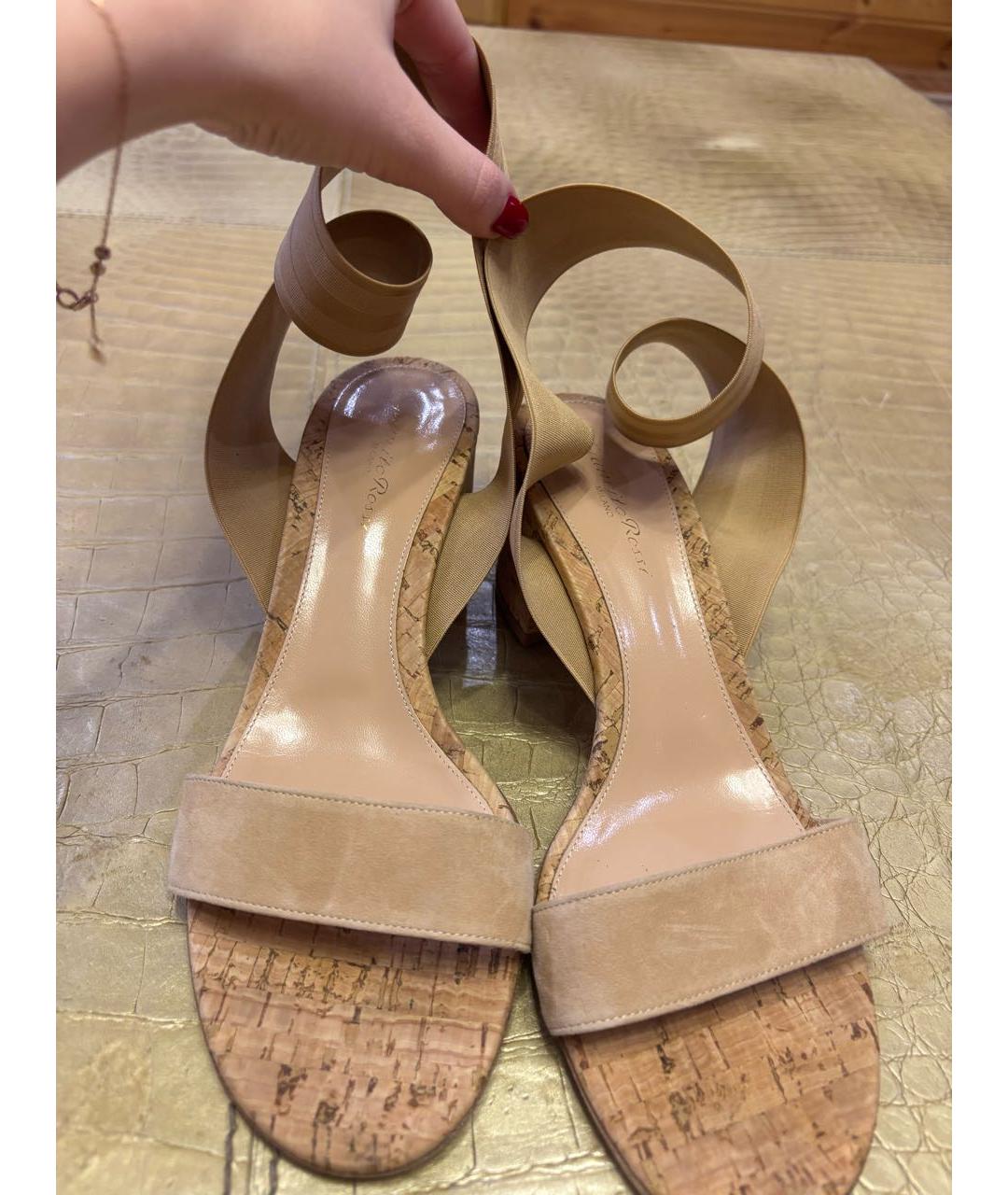 GIANVITO ROSSI Бежевые кожаные босоножки, фото 2