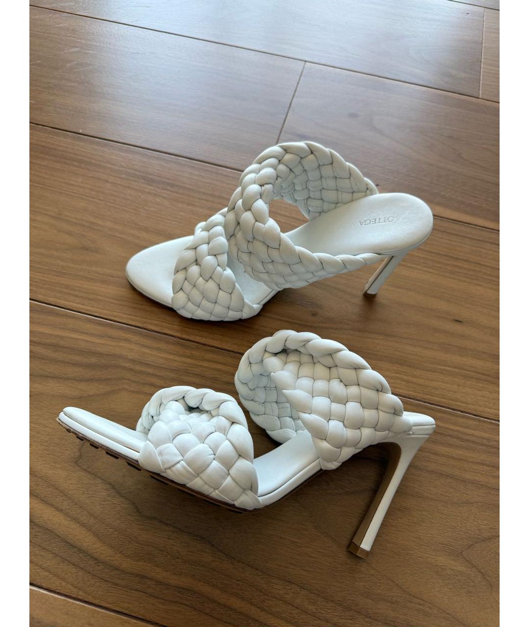 BOTTEGA VENETA Белые кожаные босоножки, фото 4
