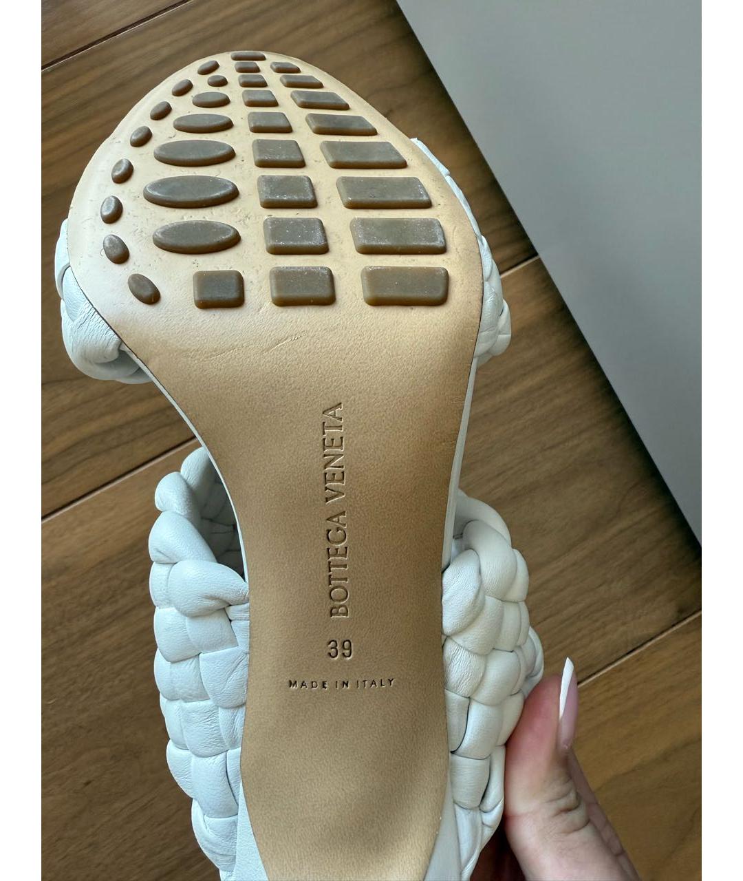 BOTTEGA VENETA Белые кожаные босоножки, фото 3
