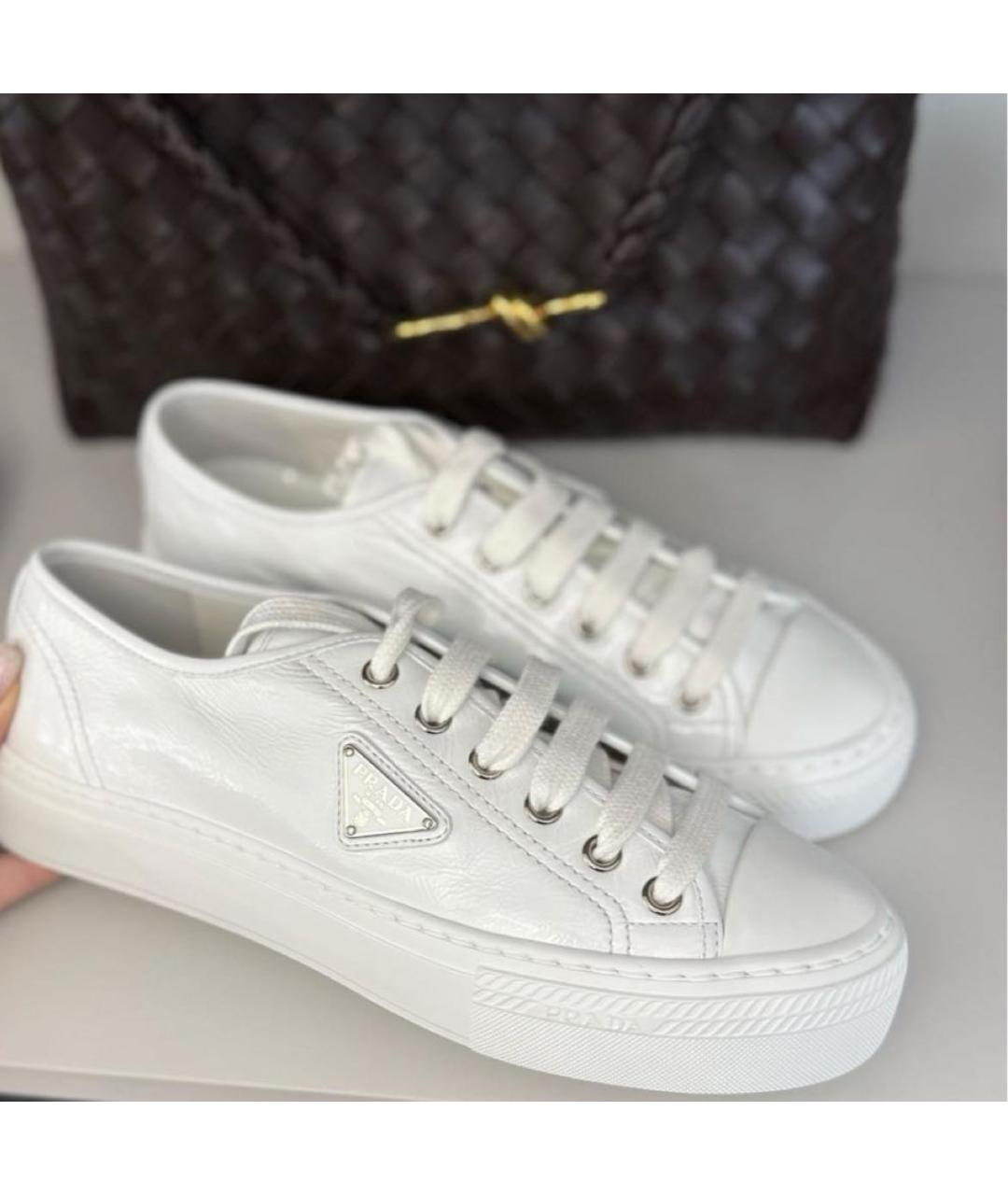 PRADA Белые кеды из лакированной кожи, фото 6