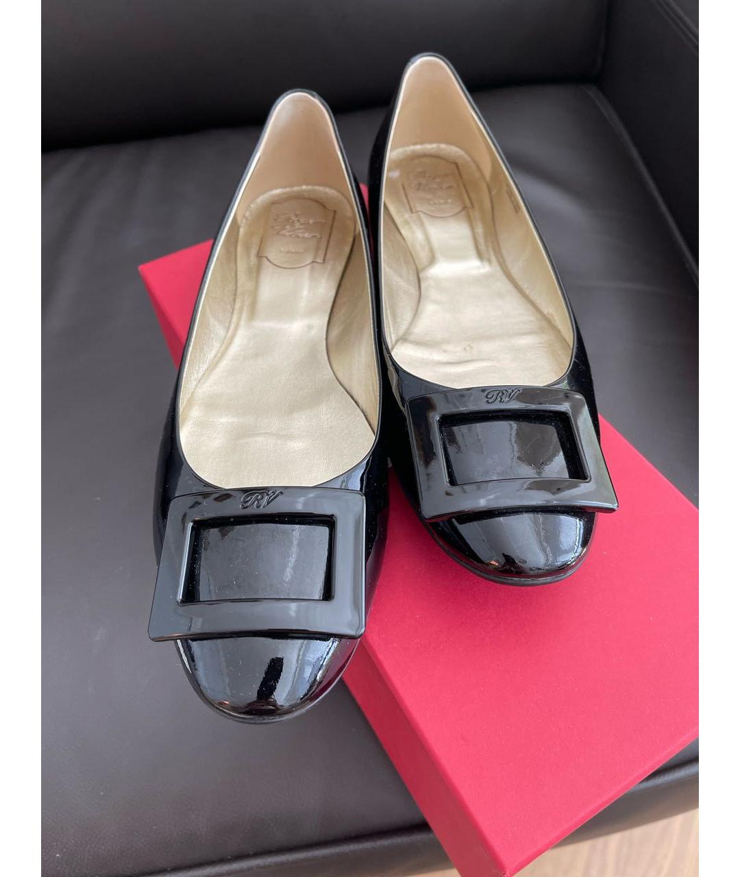 ROGER VIVIER Черные балетки из лакированной кожи, фото 2