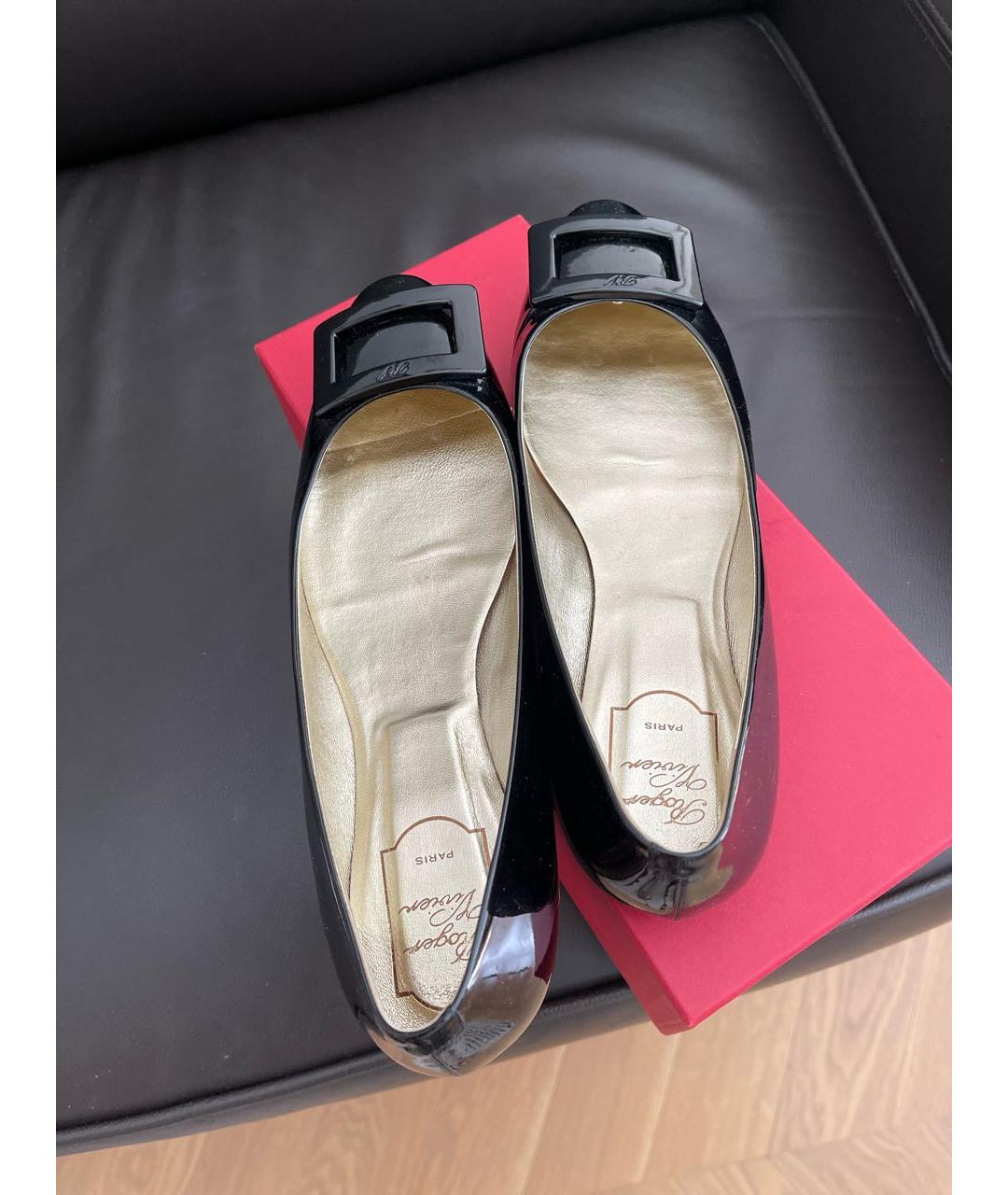 ROGER VIVIER Черные балетки из лакированной кожи, фото 3