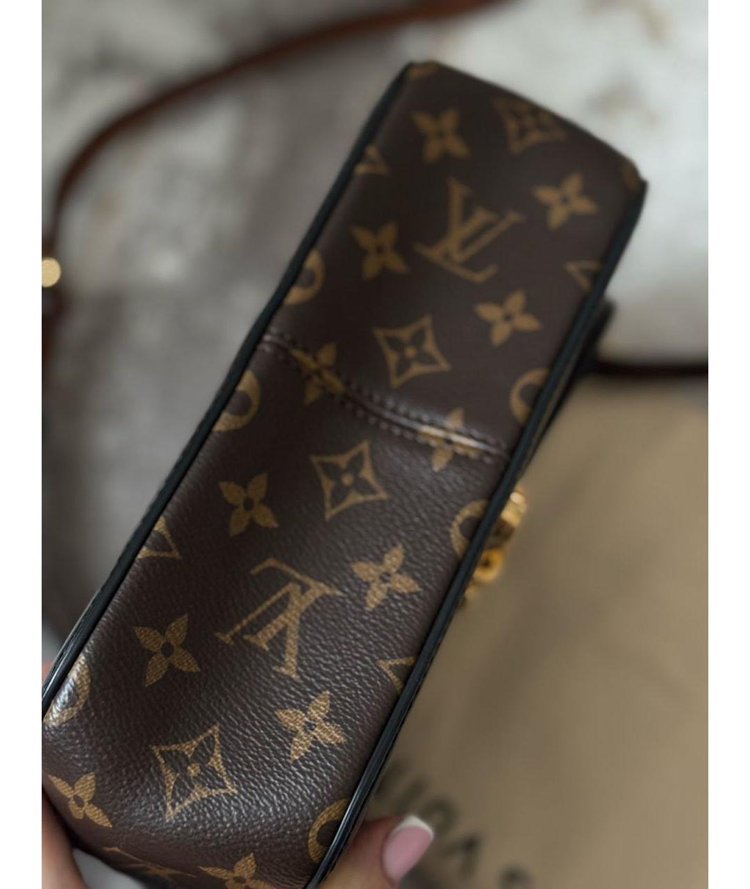 LOUIS VUITTON Черная сумка с короткими ручками из лакированной кожи, фото 4