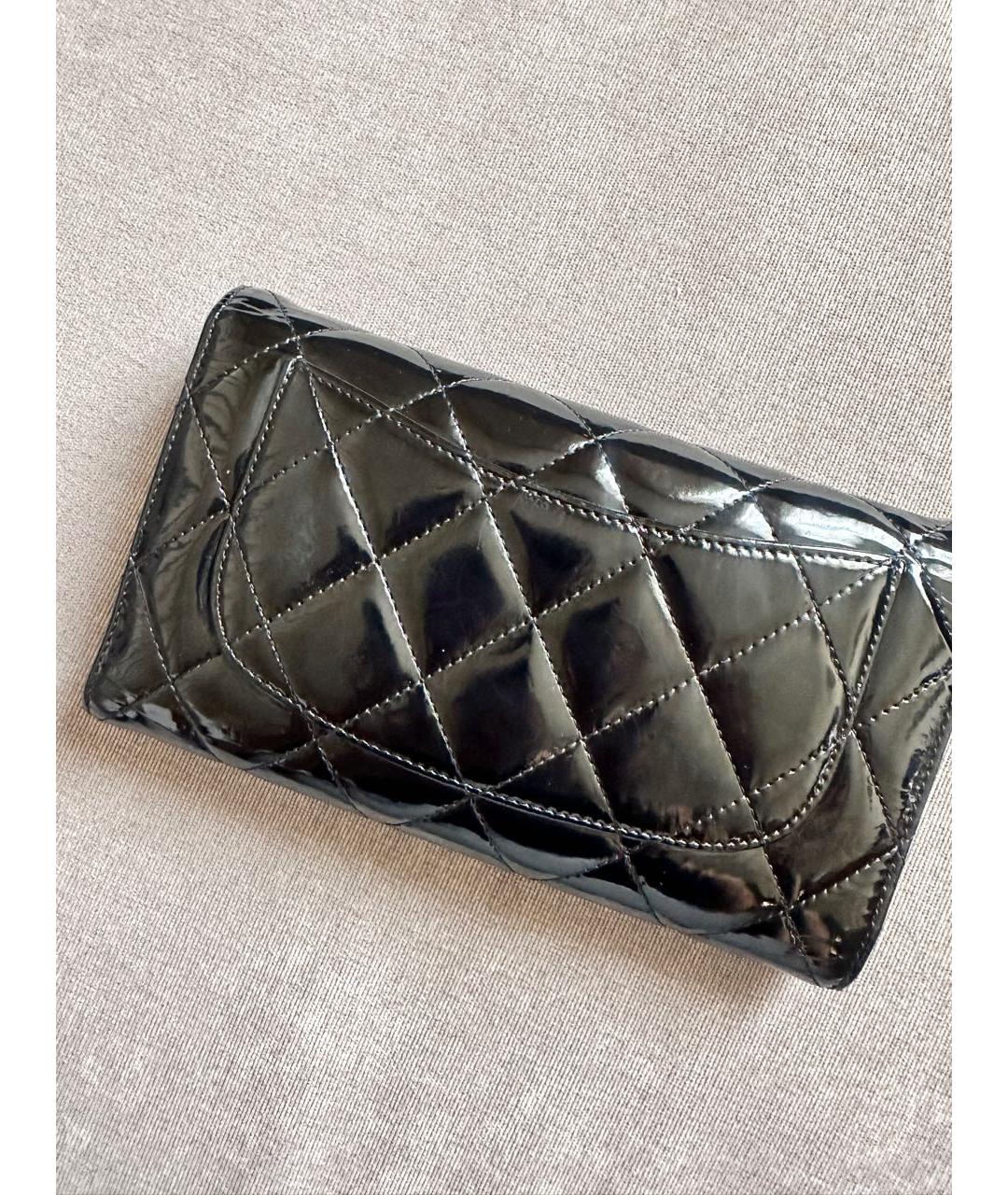 CHANEL Черный кошелек из лакированной кожи, фото 2