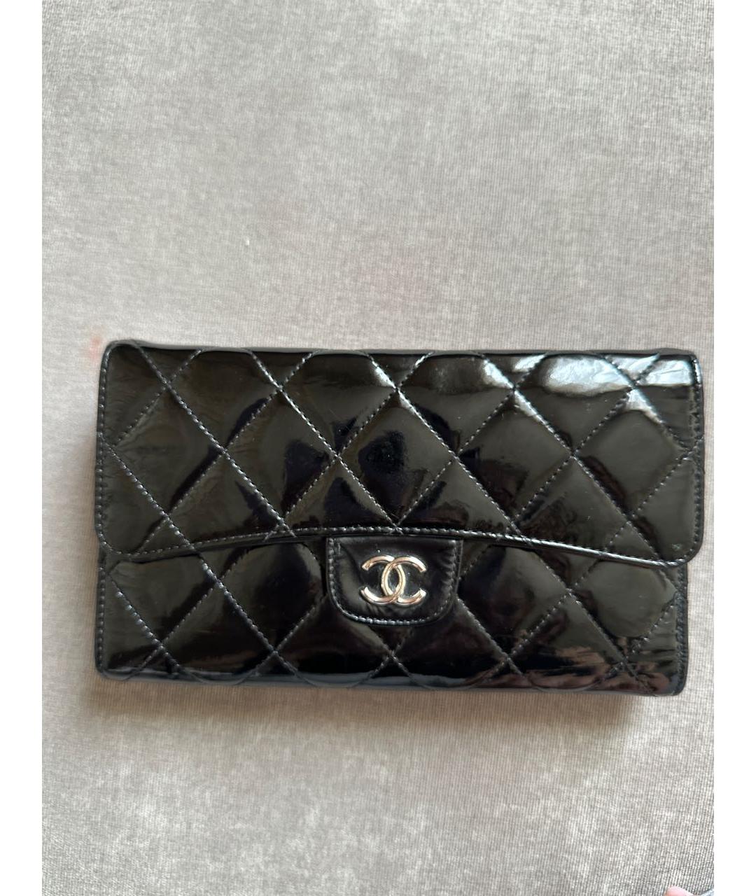 CHANEL Черный кошелек из лакированной кожи, фото 3