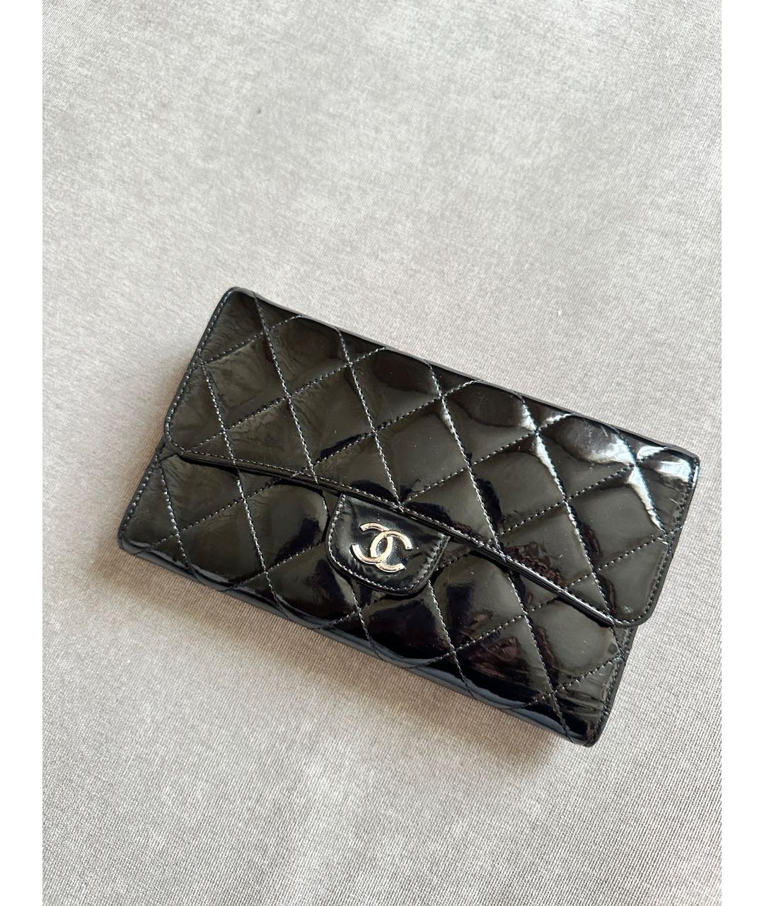 CHANEL Черный кошелек из лакированной кожи, фото 5