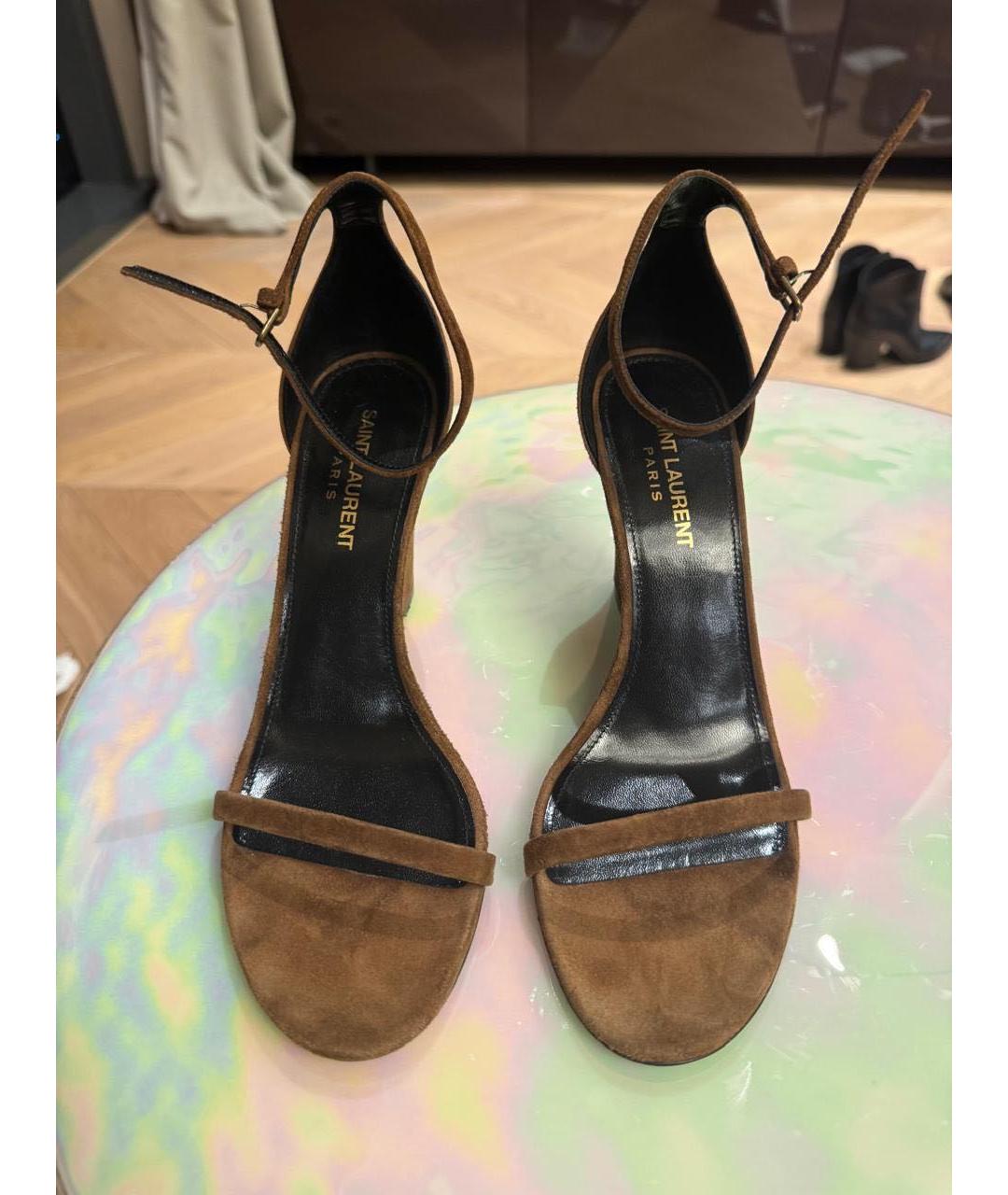 SAINT LAURENT Коричневые замшевые босоножки, фото 2