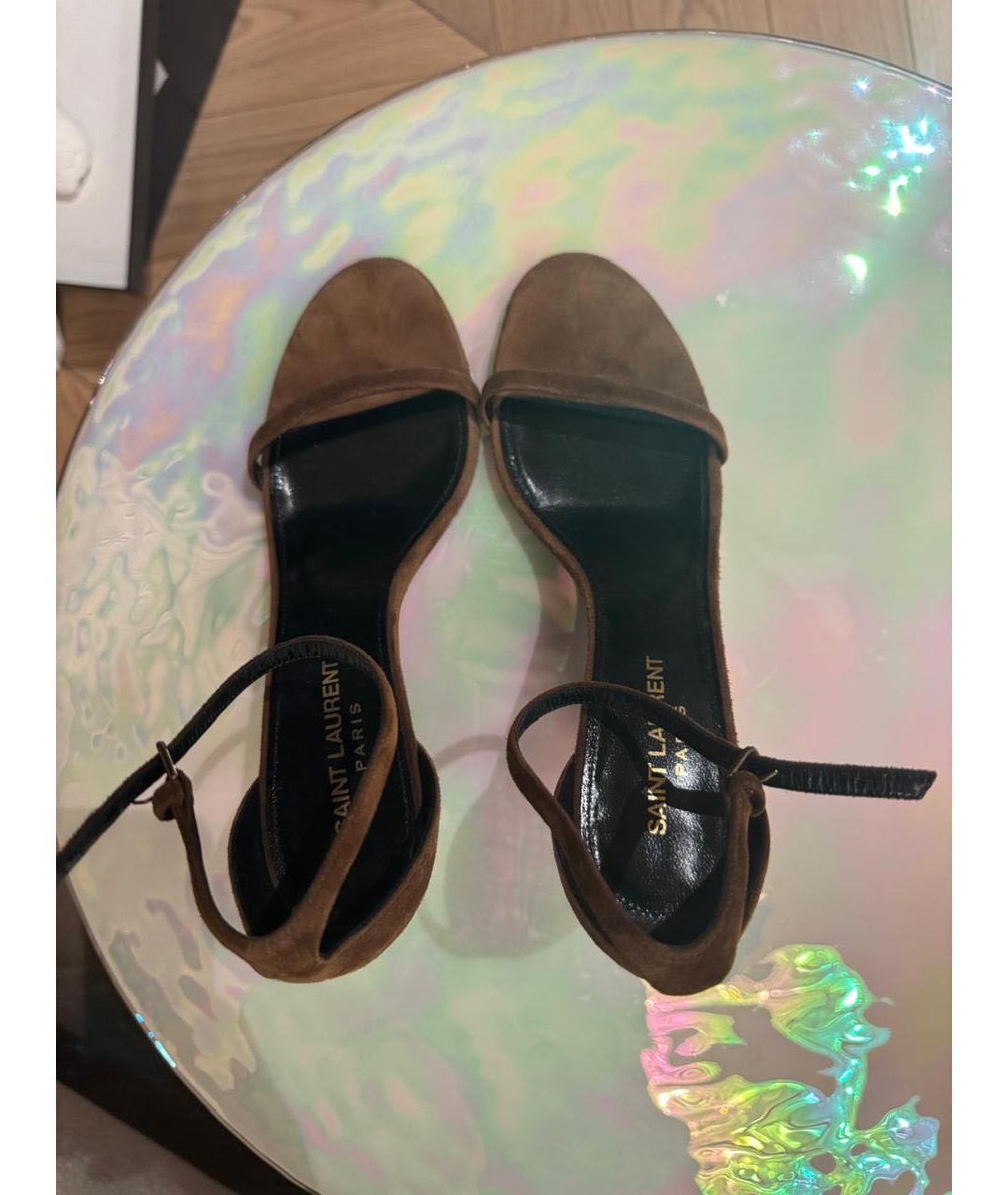 SAINT LAURENT Коричневые замшевые босоножки, фото 3