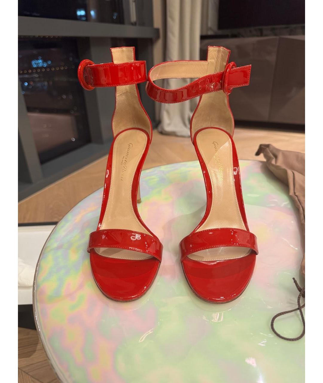 GIANVITO ROSSI Красные босоножки из лакированной кожи, фото 2