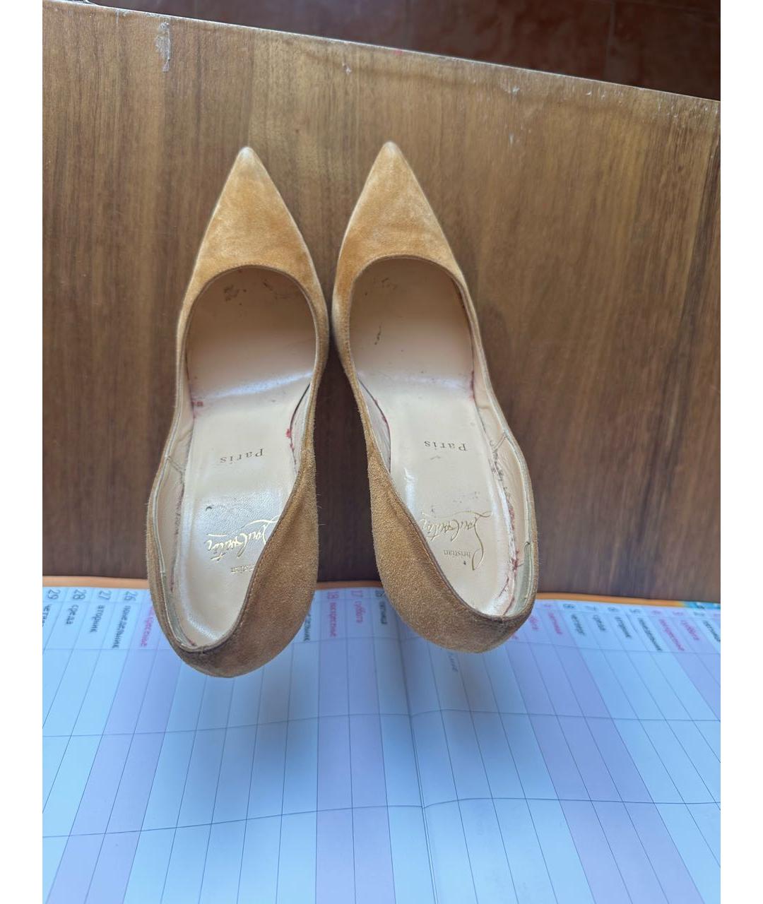 CHRISTIAN LOUBOUTIN Бежевые замшевые туфли, фото 3