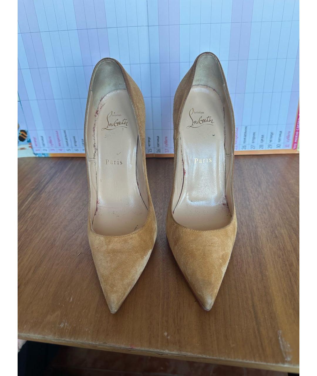 CHRISTIAN LOUBOUTIN Бежевые замшевые туфли, фото 2