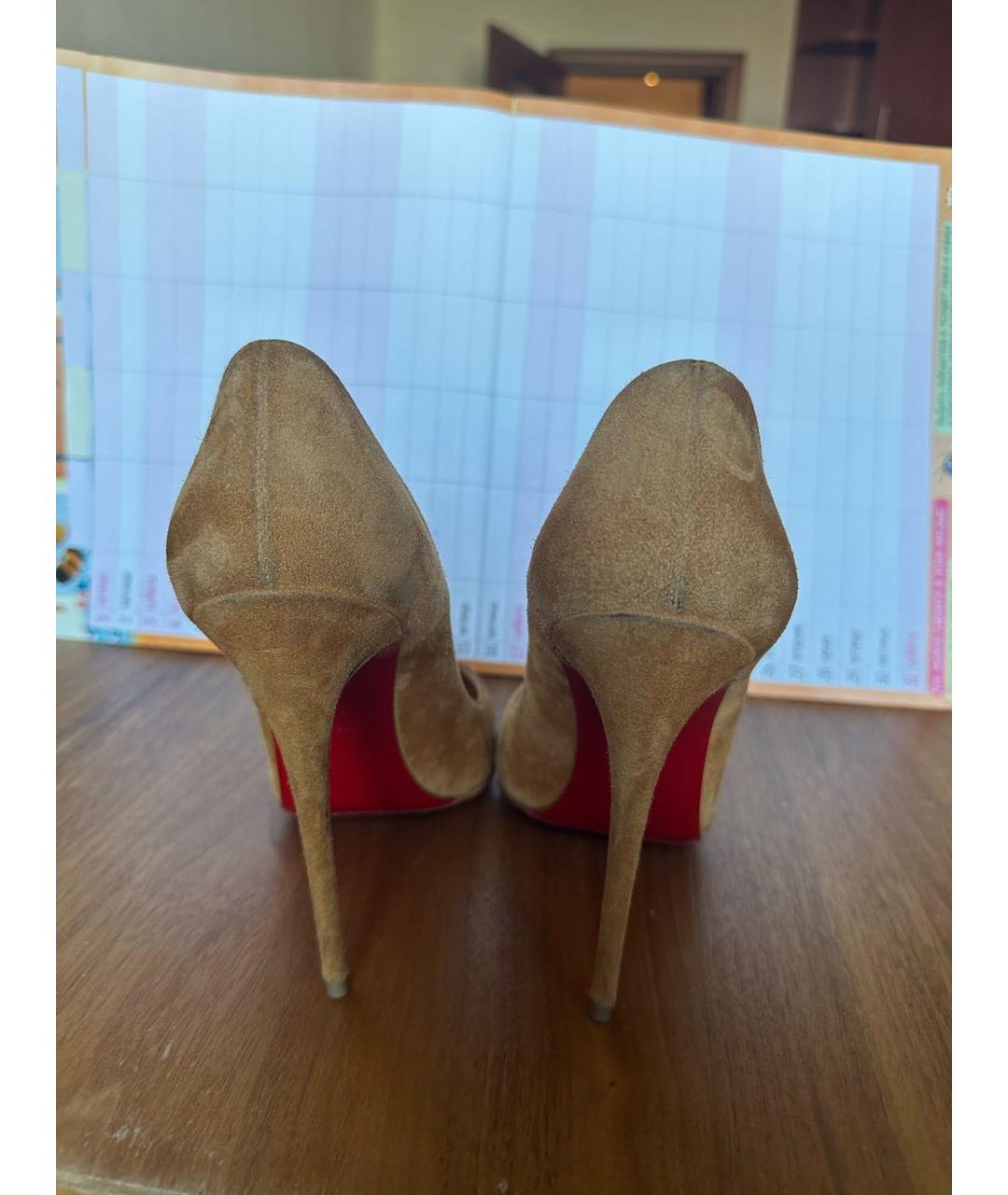 CHRISTIAN LOUBOUTIN Бежевые замшевые туфли, фото 4