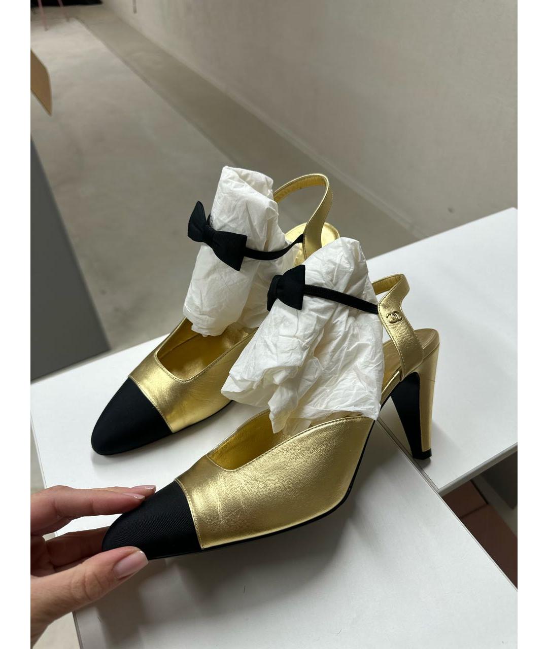 CHANEL Золотые кожаные босоножки, фото 5