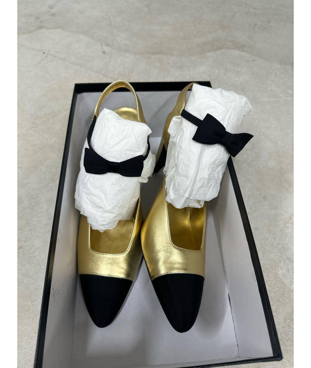 CHANEL Золотые кожаные босоножки, фото 2