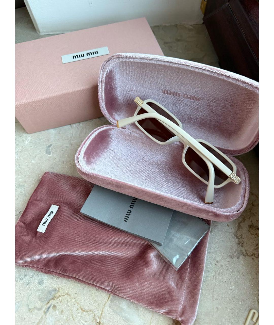 MIU MIU Бежевые пластиковые солнцезащитные очки, фото 4