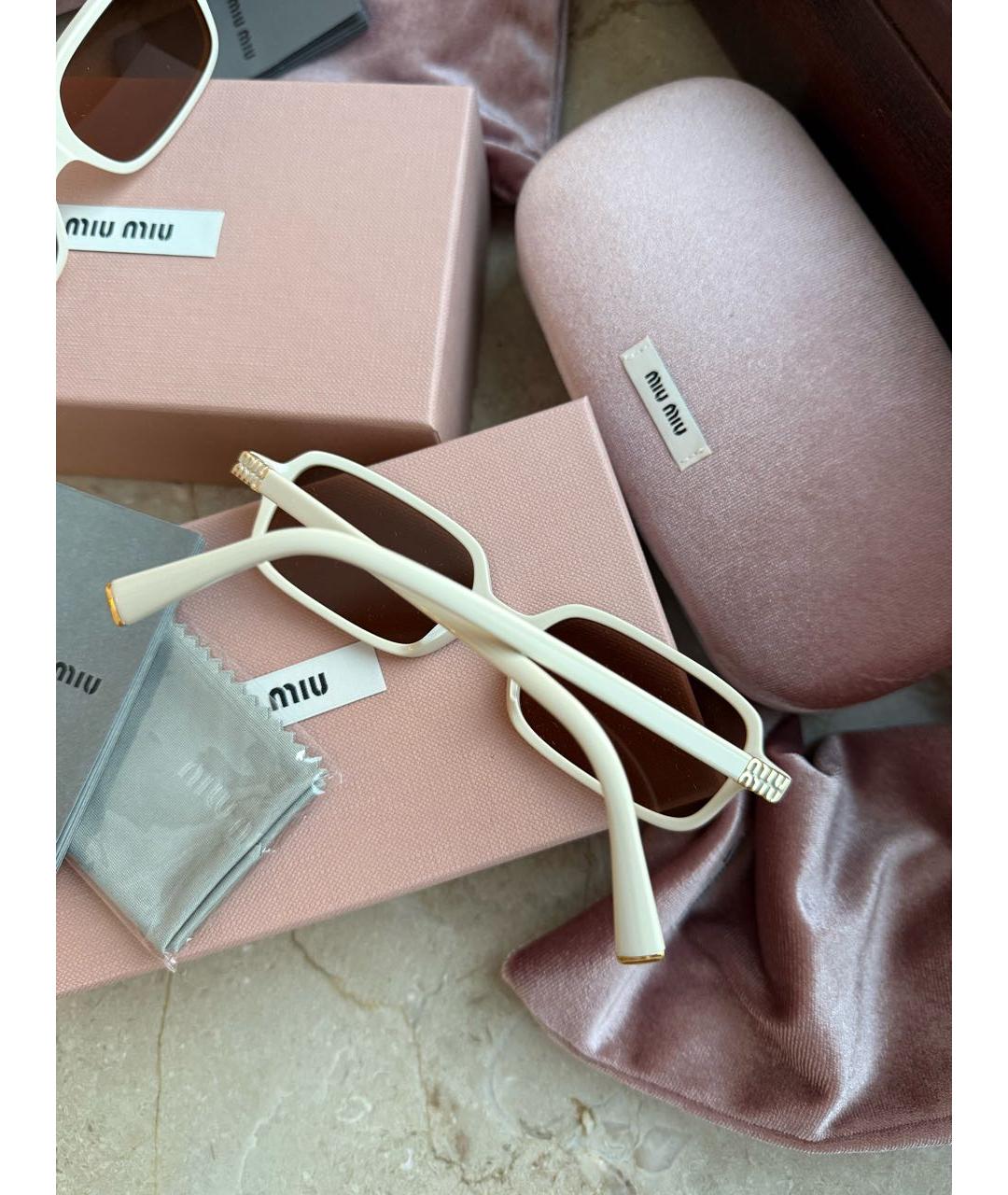MIU MIU Бежевые пластиковые солнцезащитные очки, фото 3