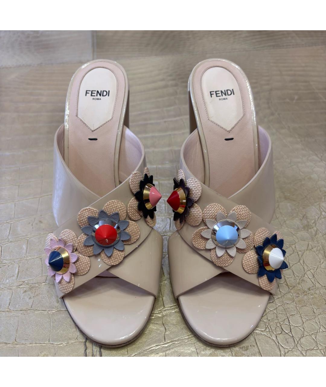 FENDI Бежевые мюли из лакированной кожи, фото 2