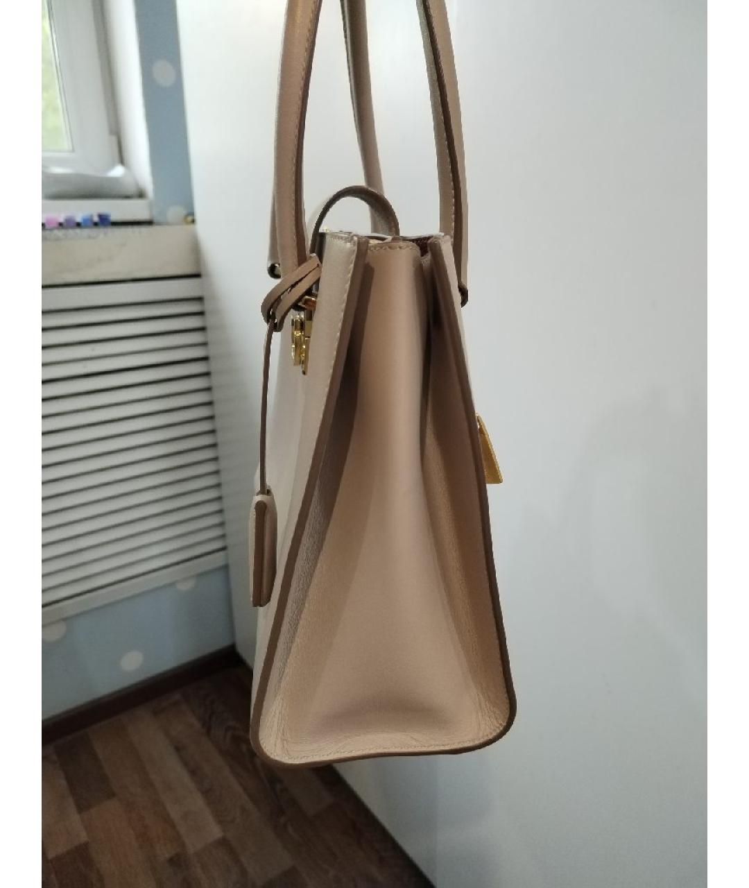 FERRAGAMO Бежевая кожаная сумка с короткими ручками, фото 3