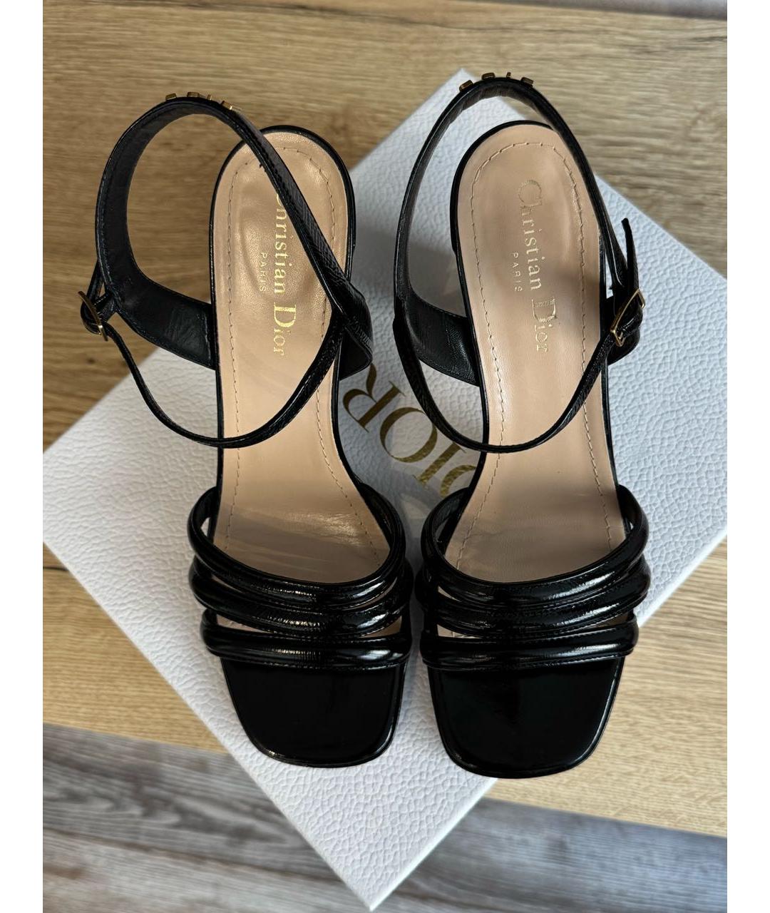 CHRISTIAN DIOR Черные босоножки из лакированной кожи, фото 2