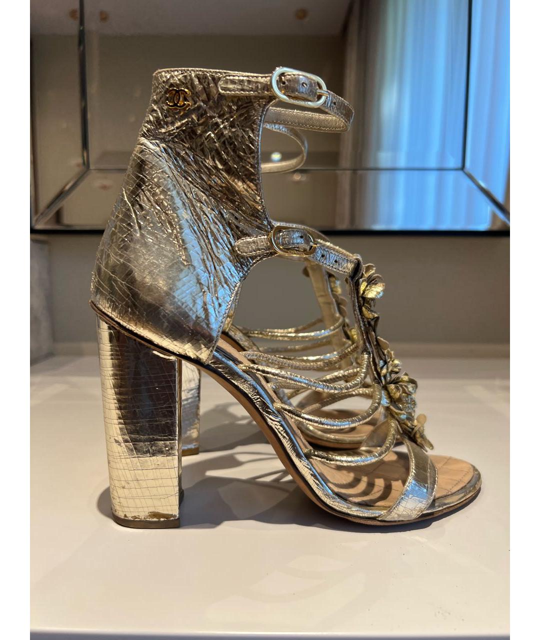 CHANEL Золотые кожаные босоножки, фото 6