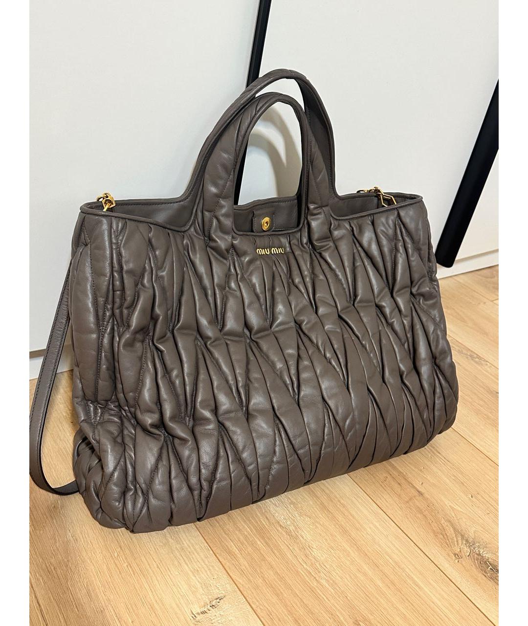 MIU MIU Коричневая кожаная сумка с короткими ручками, фото 3