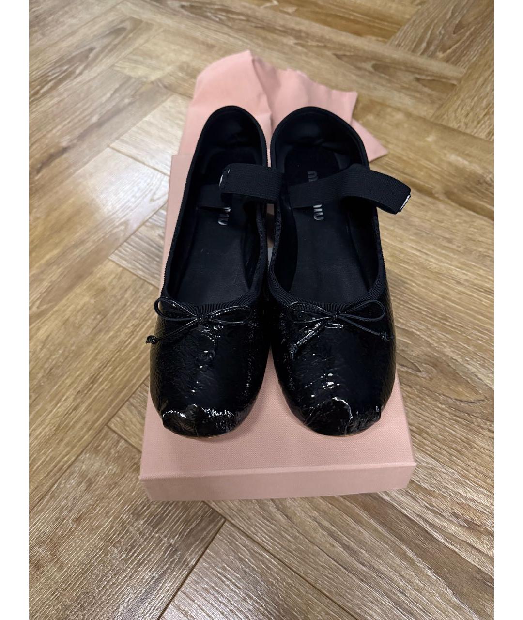 MIU MIU Черные балетки из лакированной кожи, фото 2
