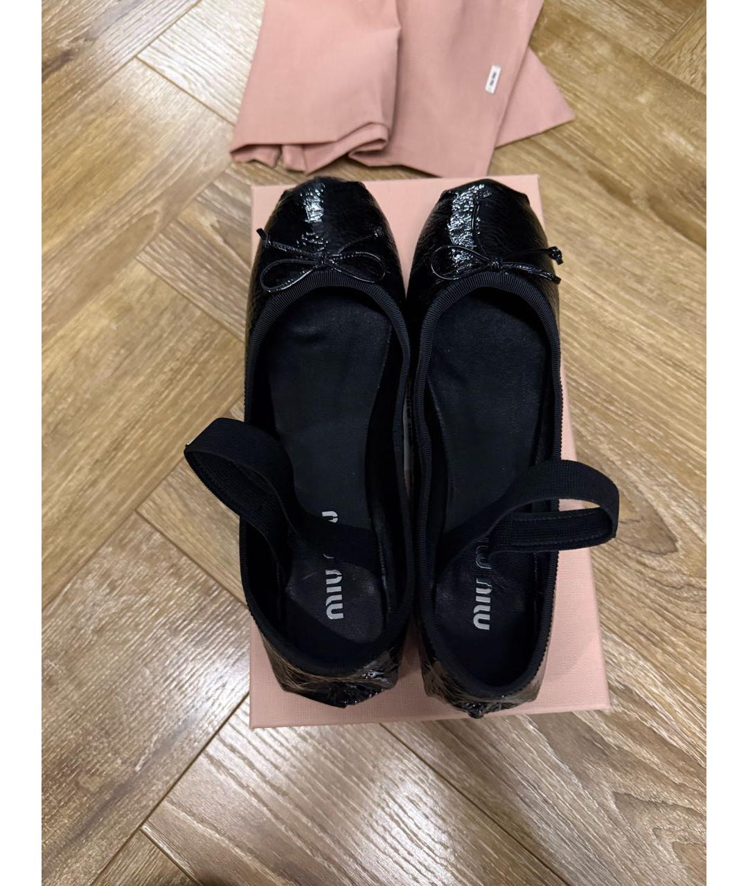 MIU MIU Черные балетки из лакированной кожи, фото 3
