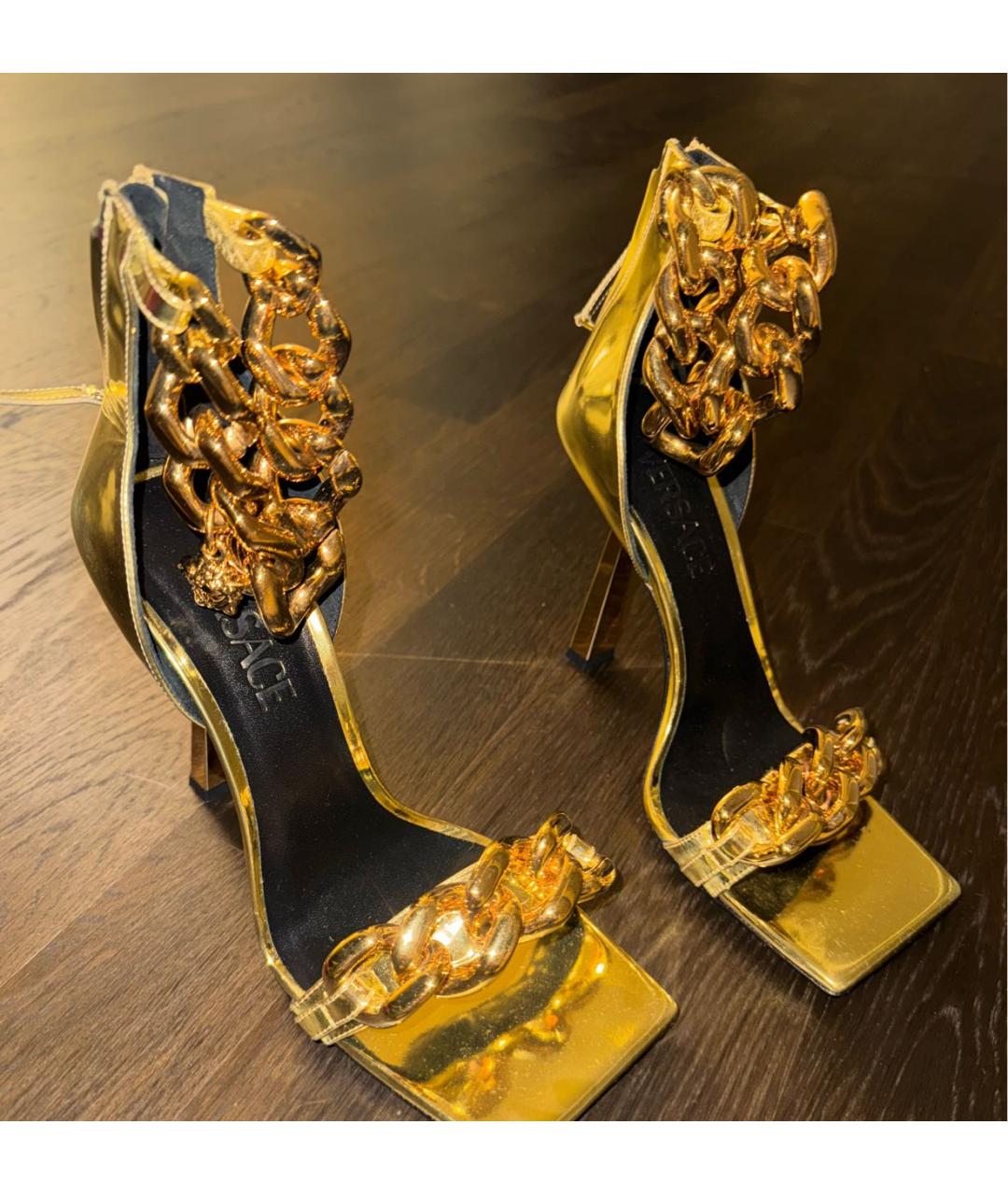 VERSACE Золотые босоножки из лакированной кожи, фото 2