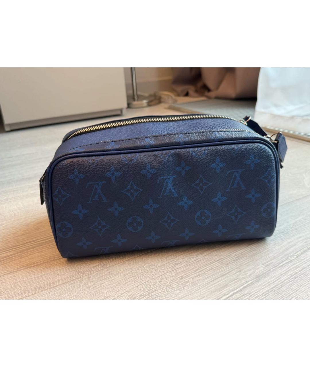 LOUIS VUITTON Темно-синяя косметичка, фото 9