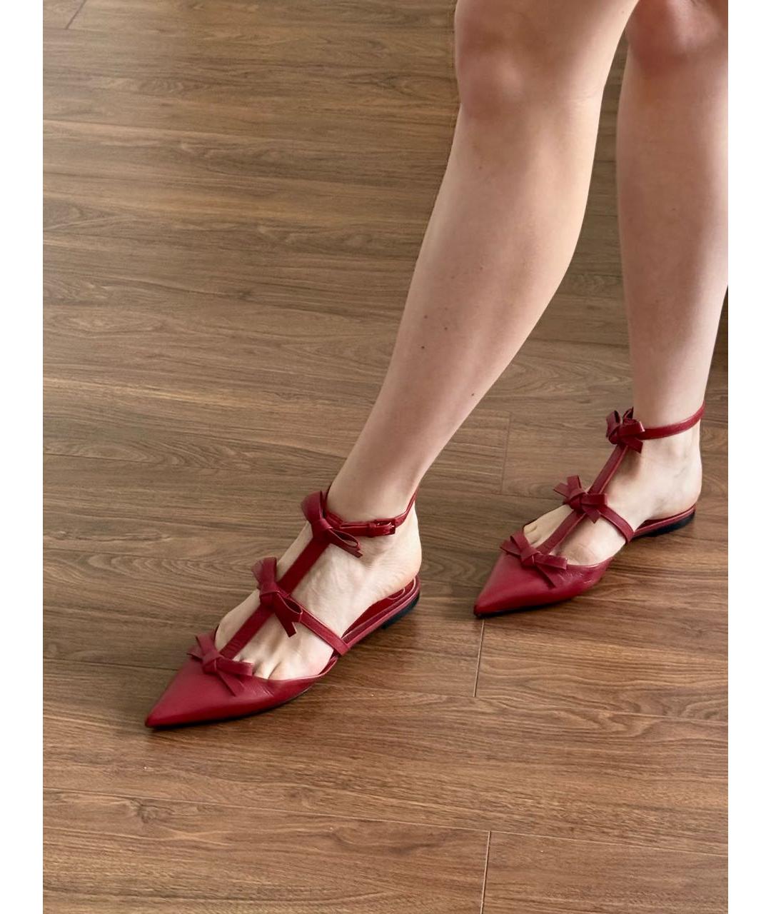 VALENTINO Красные кожаные босоножки, фото 2