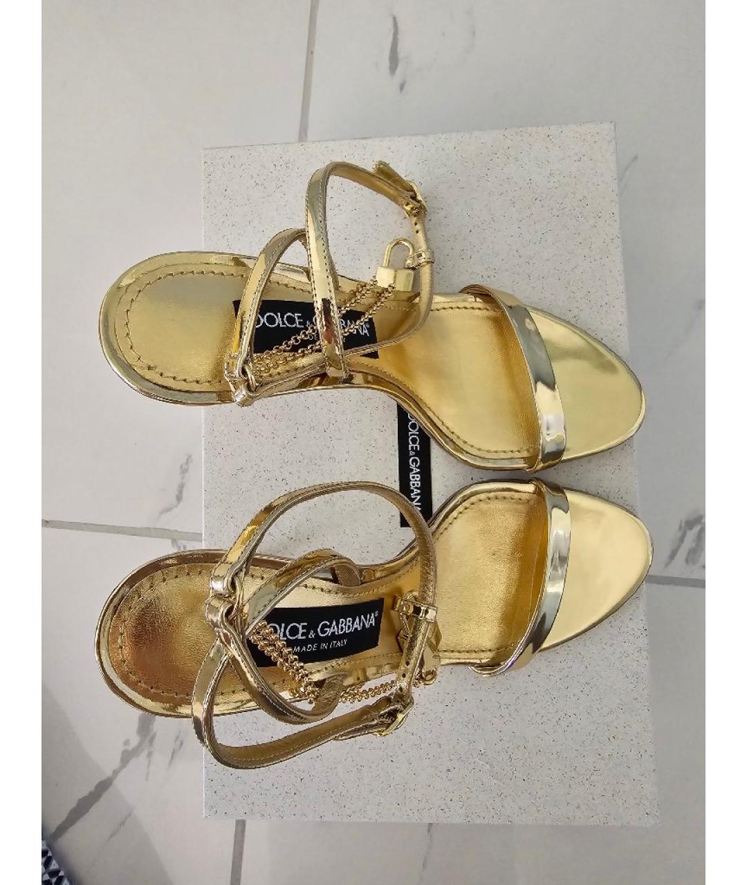 DOLCE&GABBANA Золотые босоножки из лакированной кожи, фото 2