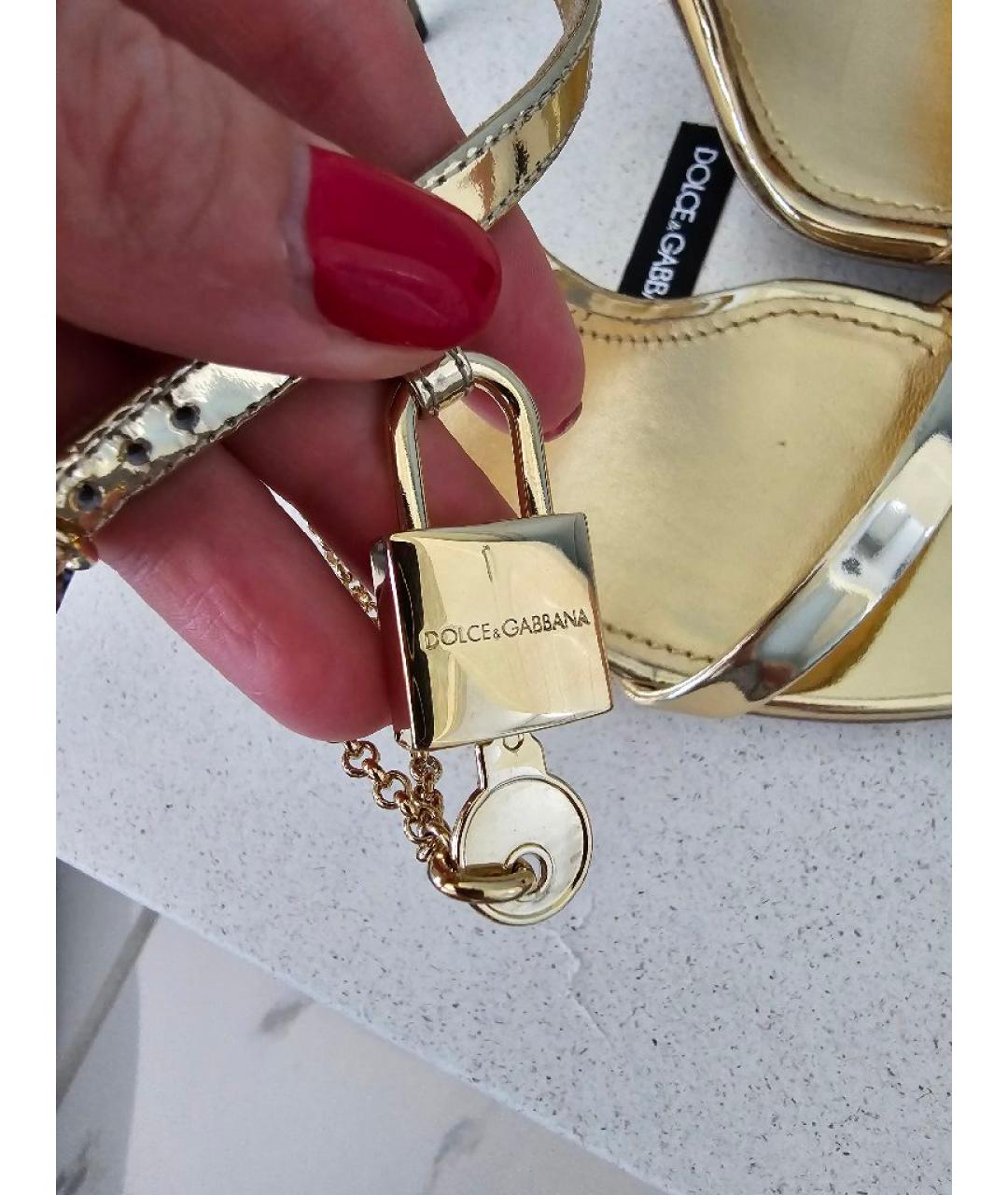 DOLCE&GABBANA Золотые босоножки из лакированной кожи, фото 7