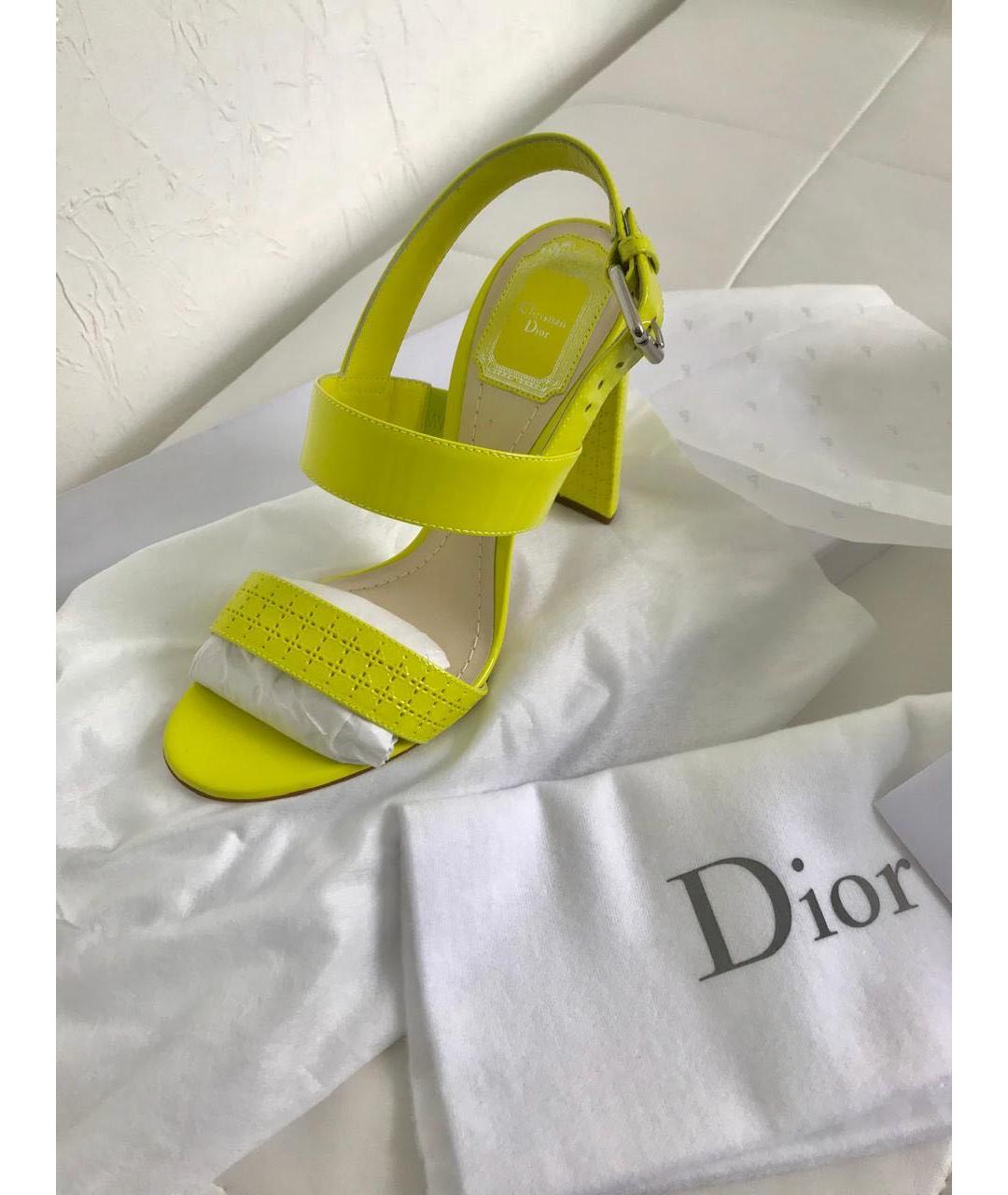 CHRISTIAN DIOR Желтые босоножки из лакированной кожи, фото 2