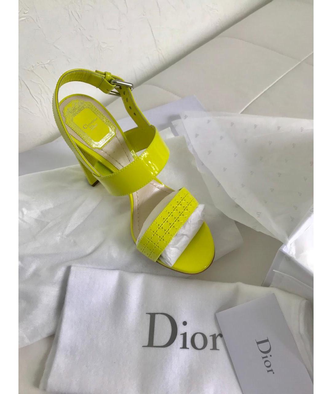 CHRISTIAN DIOR Желтые босоножки из лакированной кожи, фото 4